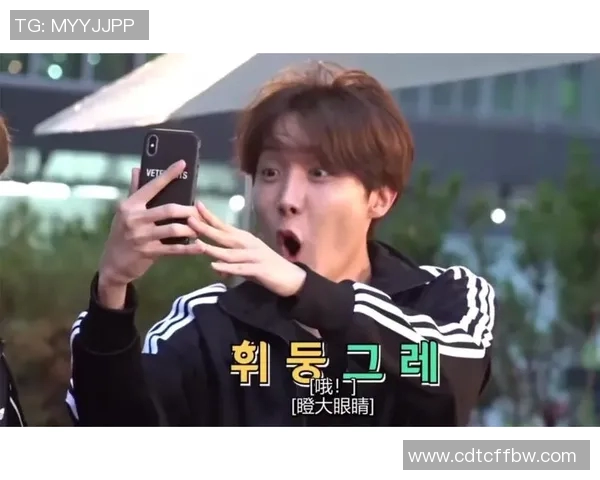 足球明星挑战踢瓶子视频引发热议展现惊人技巧与幽默风采